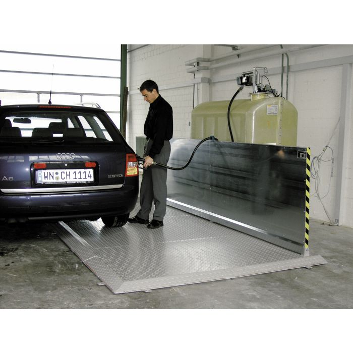 Cemo Compact en Basic verzinkt diesel aftankplatform voor auto's, tractoren, etc. conform de voorschriften veilig aftanken van uw voertuig. Weglopende brandstof wordt opgevangen en kan eenvoudig verwijderd worden Cemo Compact en Basic verzinkt diesel aftankplatform voor auto's, tractoren, etc. conform de voorschriften veilig aftanken van uw voertuig. Weglopende brandstof wordt opgevangen en kan eenvoudig verwijderd worden