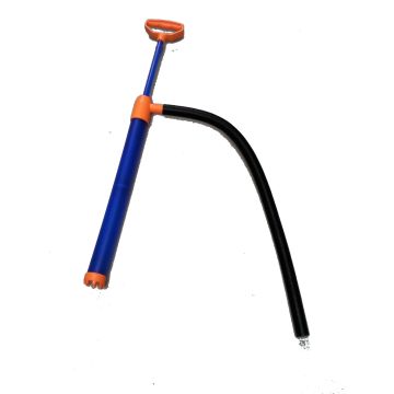 Degelijke kunststof handpomp voor het verwijderen van gelekte vloeistoffen zoals, water, olie, bezine, etc.